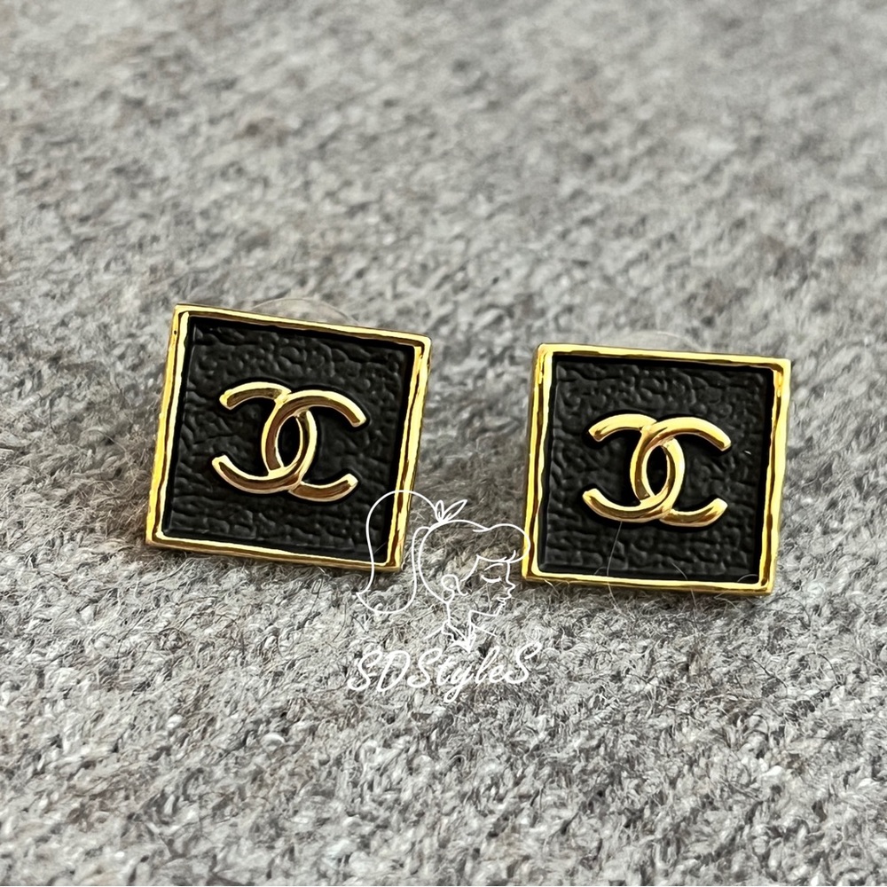 Chanel 23S leather earrings gold black